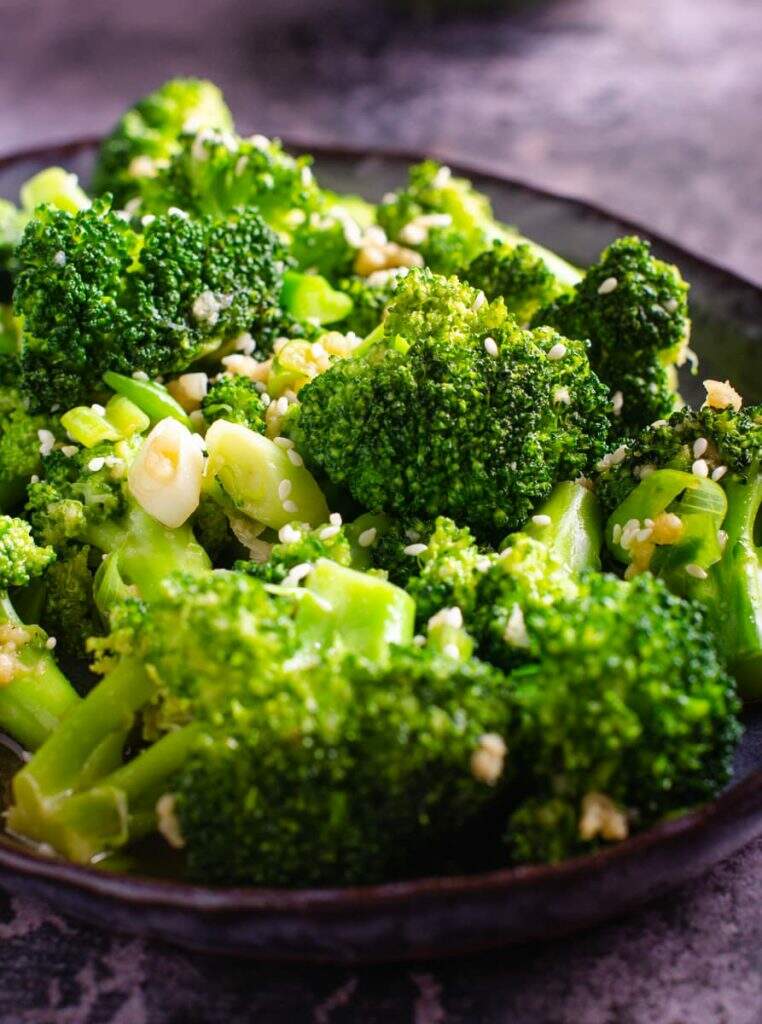 easy stir fry broccoli with garlic - Lost in Food