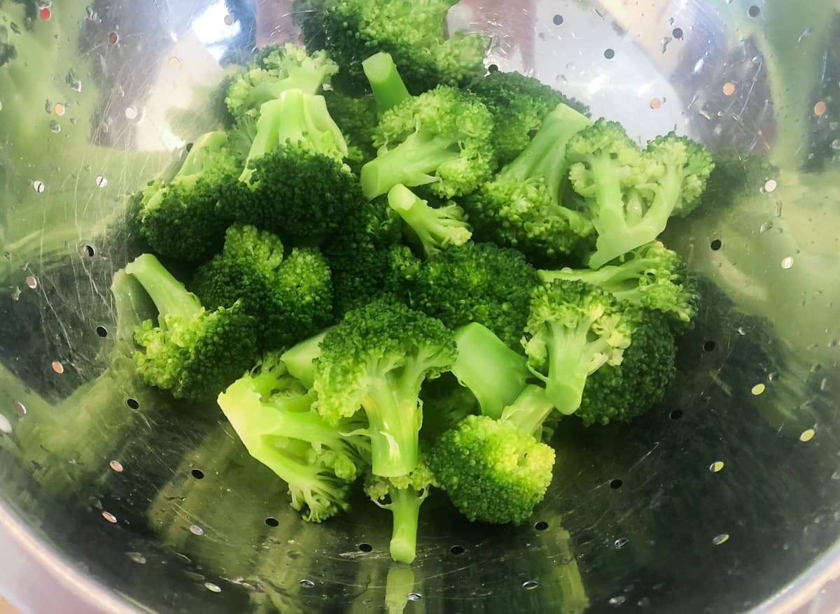 Broccoli that has been par boiled and draining.
