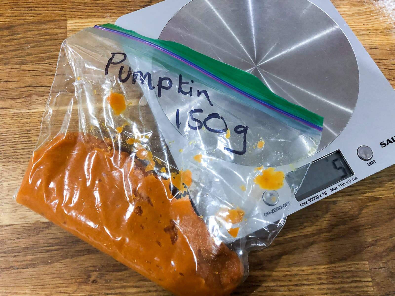 A bag with pumpkin puree and a set of weighing scales.