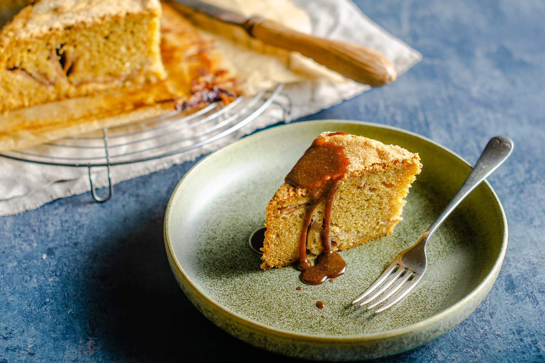 https://lostinfood.co.uk/wp-content/uploads/2020/08/Spiced-Apple-Cake.jpg