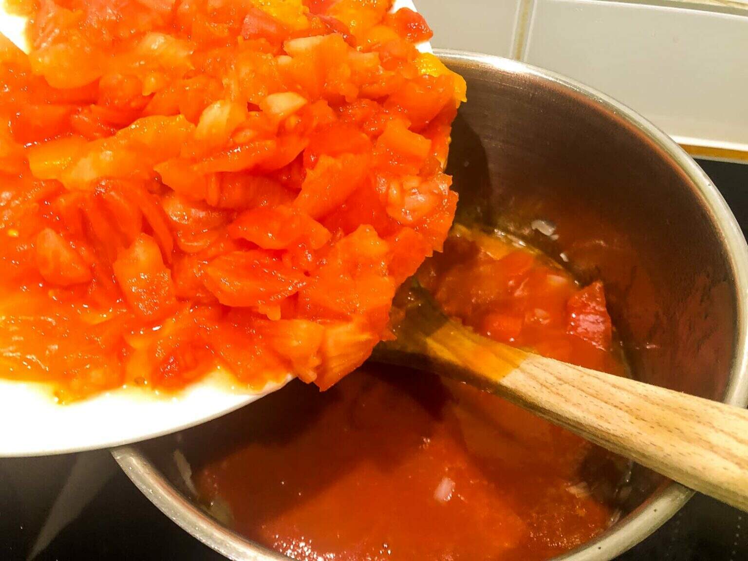 Easy Tomato & Basil Soup - Lost in Food