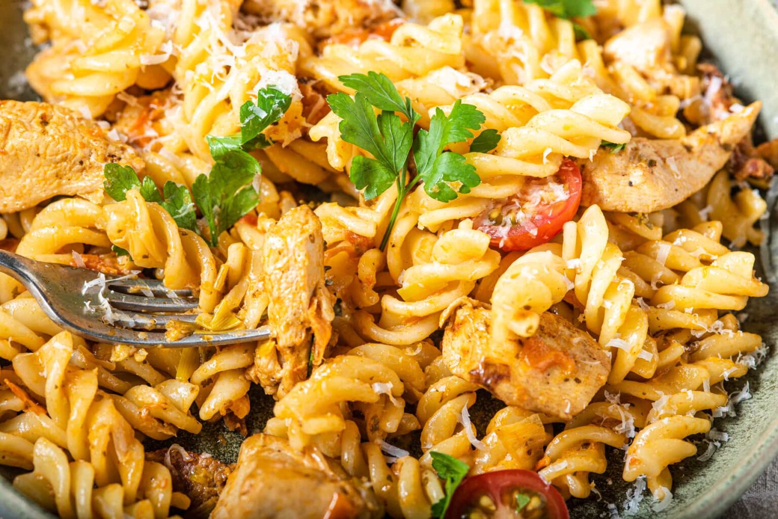 Creamy Chicken & Bacon Tomato Pasta - Lost in Food