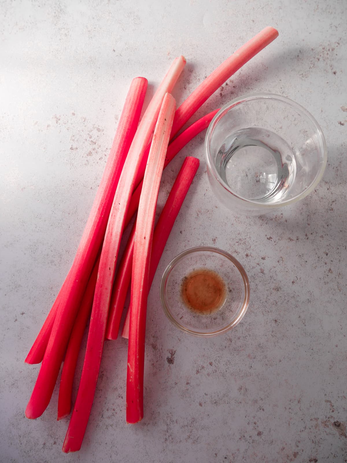 Healthy stewed rhubarb recipe ingredients.